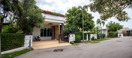 Beautiful Modern House near the Beach (10799) Beautiful Modern House near the Beach (10799)