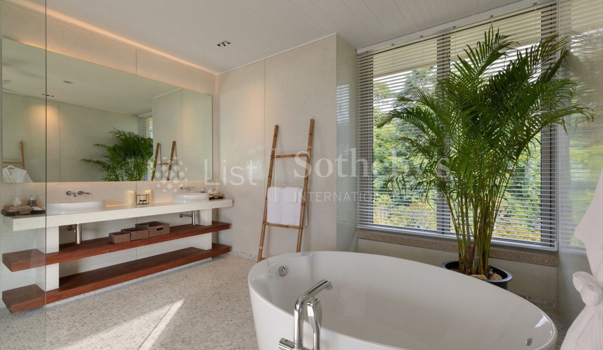List-Sothebys-International-Realty-Five-Islands-Estate-bathroom4_1800x1200_display